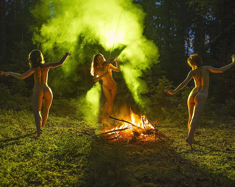 Горячие тела голый девчат у костра 15 фото эротики